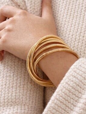 New! Gold Infinity Bracelet NWOT (1066)